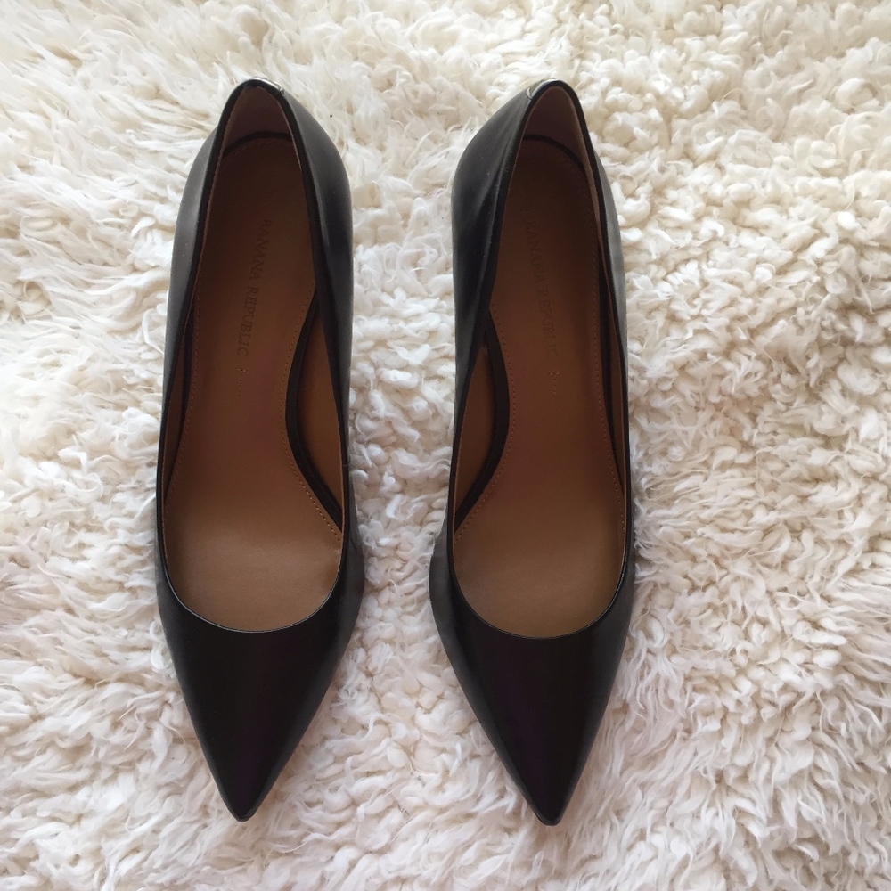 Banana Republic Leather Pumps -- Size 9